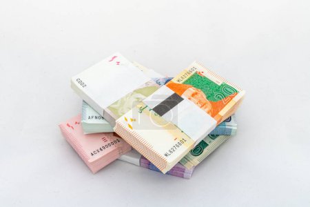 Verschiedene Stückelungen pakistanischer Banknoten auf weißem Hintergrund