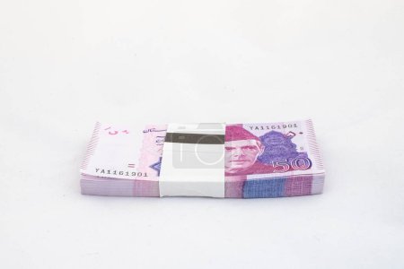 Pakistan fünfzig Rupien Banknotenbündel auf weißem isolierten Hintergrund