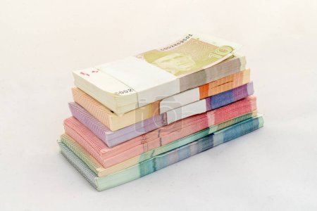 Paquetes de billetes de Pakistán sobre fondo blanco aislado.