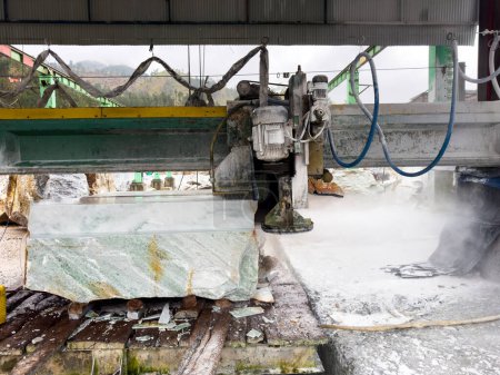 Foto de Máquina de corte de mármol que corta un bloque de mármol en la fábrica - Imagen libre de derechos