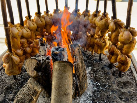 Balochi Chicken Sajji ist ein traditionelles Gericht, das langsam über offenem Feuer gebraten wird