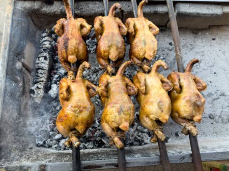Hacer sajji de pollo Balochi en la parrilla de carbón