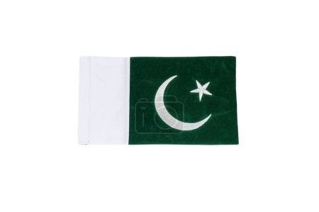 La bandera nacional de Pakistán sobre fondo blanco aislado con espacio para copiar