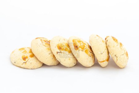 Biscuits sablés frais biscuits Nan Khatai populaires au Pakistan et en Inde isolés sur un fond blanc