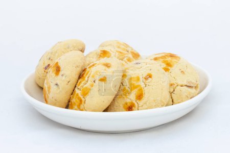 Téléchargez les photos : Biscuits Nan Khatai traditionnels frais sur fond blanc - en image libre de droit
