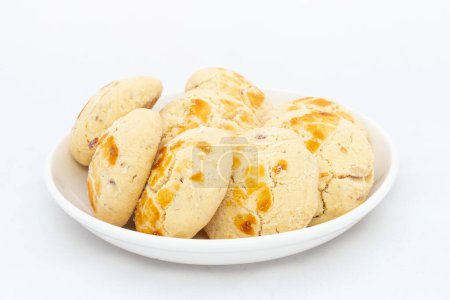 Téléchargez les photos : Biscuits Nankhatai traditionnels délicieux frais dans une assiette blanche sur fond blanc isolé - en image libre de droit
