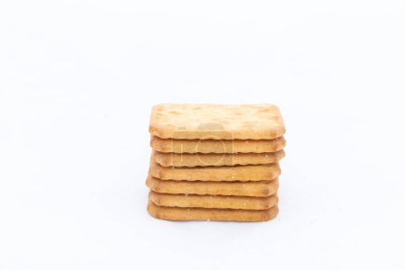 Stapel Cracker-Kekse isoliert auf weißem Hintergrund mit Kopierraum.