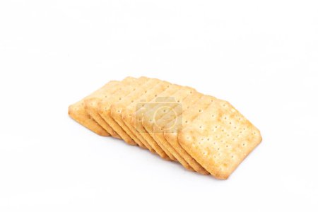 Reihe von salzigen Crackern isoliert auf weißem Hintergrund. Kopierraum