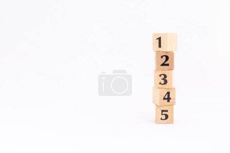 Foto de Bloques de madera con número uno, dos, tres, cuatro y cinco aislados sobre fondo blanco. Clasificación o concepto de posición. - Imagen libre de derechos