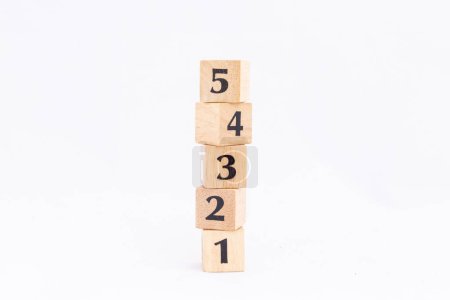 Foto de Bloques de madera apilados con números de 1 a 5 aislados sobre fondo blanco - Imagen libre de derechos