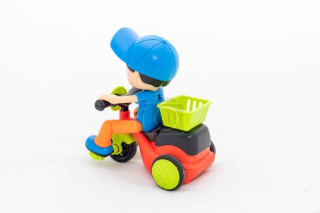 Ciclo de juguete de plástico con caja de entrega sobre fondo blanco aislado