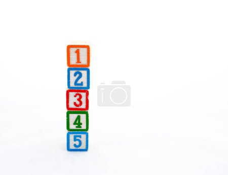 Torre de bloques de juguete educativo con números 1, 2, 3, 4 y 5 aislados sobre fondo blanco