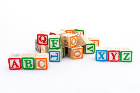 ABC und XYZ Buchstabenblöcke isoliert auf weißem Hintergrund. Kindergarten- und Bildungskonzept.