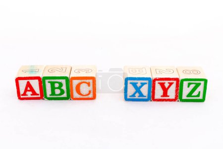 ABC und XYZ Buchstabenblöcke isoliert auf weißem Hintergrund