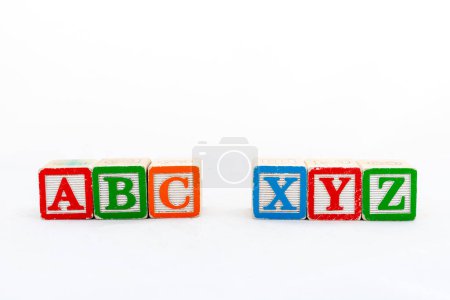 ABC y XYZ alfabetos bloques de madera. Selectivo enfocado con espacio de copia.
