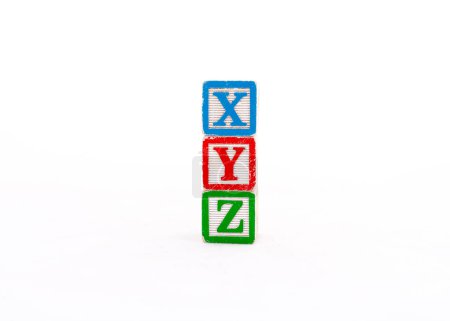 Letras de alfabetos XYZ escritas sobre cubos de madera aislados sobre fondo blanco