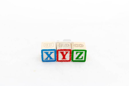 Alfabetos bloques X, Y y Z en color azul, rojo y verde aislados sobre fondo blanco.