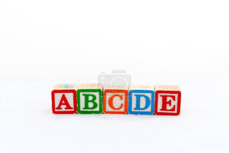 Téléchargez les photos : Alphabet blocs ABCDE isolés sur fond blanc. - en image libre de droit
