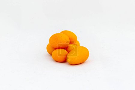 Reife Kumquats isoliert auf weißem Hintergrund mit Kopierraum.