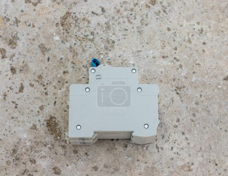 Téléchargez les photos : Disjoncteur sur plancher de béton vue latérale - en image libre de droit