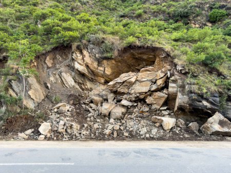 Téléchargez les photos : Montagne glissement de terrain gros rochers bloquant la route dans la vallée de Swat, Pakistan - en image libre de droit