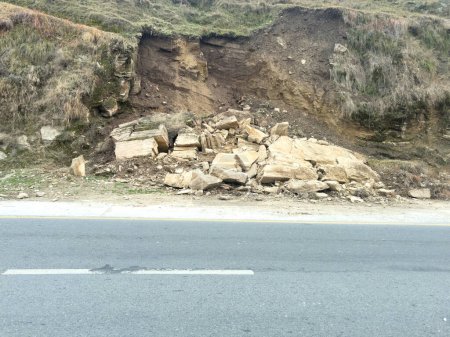 Deslizamiento de tierra en la carretera rural en Swat Valley debido a las fuertes lluvias en Pakistán.