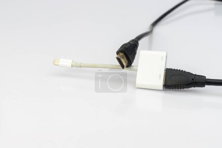 Adaptador AV digital Lightning conectado al cable HDMI aislado sobre fondo blanco