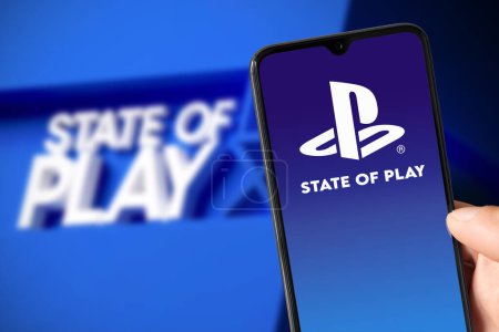 Téléchargez les photos : Playstation State of Play logo at smartphone screen, 23 Fev, 2023, Sao Paulo, Brazil - en image libre de droit