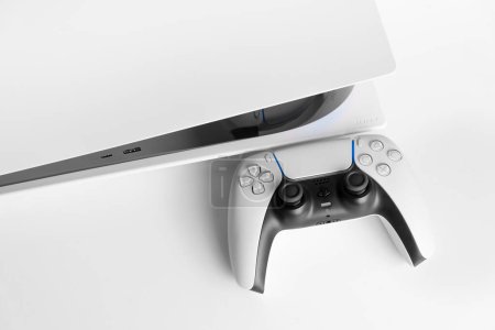 Foto de Playstation 5 y Dual Sense controller en estrecha vista, 27 Fev, 2023, Sao Paulo, Brasil - Imagen libre de derechos