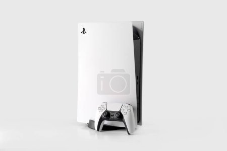 Foto de Playstation 5 and Dual Sense controller isolated, 27 Fev, 2023, Sao Paulo, Brazil - Imagen libre de derechos