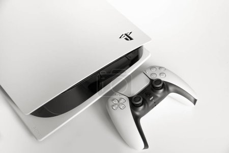 Foto de Playstation 5 and Dual Sense controller in close view, 27 Fev, 2023, Sao Paulo, Brazil - Imagen libre de derechos