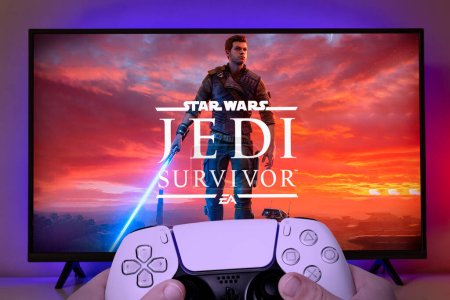 Foto de Controlador Playstation 5 con el logotipo de Star Wars Jedi Survivor en la pantalla de TV, 18 abr., 2023, Sao Paulo, Brasil. - Imagen libre de derechos