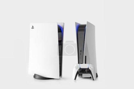 Foto de Playstation 5 consolas y Dual Sense controlador aislado, 22 Mar, 2023, Sao Paulo, Brasil - Imagen libre de derechos