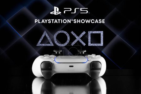 Foto de Logo de Playstation con controlador Dual Sense, 22 Mar, 2023, Sao Paulo, Brasil - Imagen libre de derechos