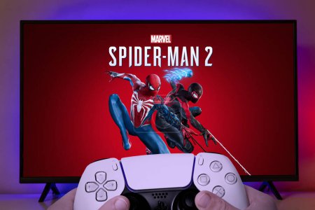 Foto de Niño jugando Marvel Spider Man 2 con Playstation 5 controlador, 19 Junio, 2023, Sao Paulo, Brasil. - Imagen libre de derechos