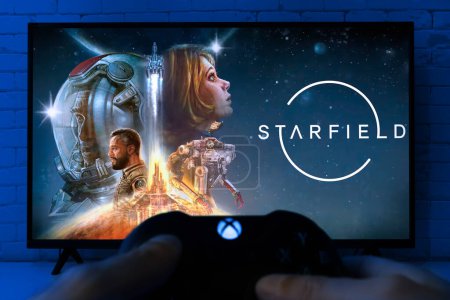 Téléchargez les photos : Homme jouant à Starfield jeu devant la télévision avec manette Xbox, 19 Juin, 2023, Sao Paulo, Brésil. - en image libre de droit