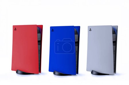 Foto de Nueva Playstation 5 colores rojo, azul y plata, 15 Sep, 2023, Sao Paulo, Brasil - Imagen libre de derechos