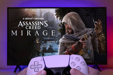 Téléchargez les photos : Jouer Assassins Creed Mirage sur l'écran de télévision avec Playstation 5 contrôleur, 2 oct, 2023, Sao Paulo, Brésil. - en image libre de droit