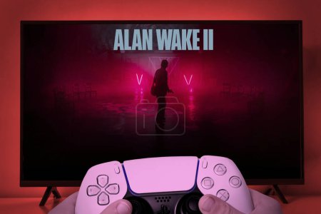 Téléchargez les photos : Homme jouant Alan Wake 2 sur écran de télévision avec manette Playstation 5, 7 Nov, 2023, Sao Paulo, Brésil. - en image libre de droit