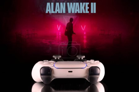 Téléchargez les photos : Playstation 5 controller with Alan Wake 2 screen at background, 7 Nov, 2023, Sao Paulo, Brésil. - en image libre de droit