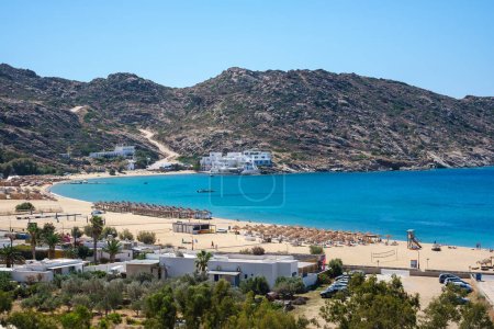 Foto de Impresionante vista panorámica de la famosa playa de Mylopotas en Ios Grecia - Imagen libre de derechos
