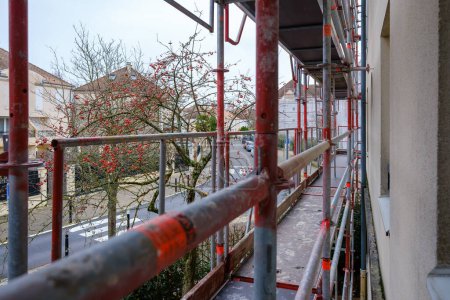 Foto de París, Francia - 24 de diciembre de 2022: Un andamio alrededor de la fachada de un edificio residencial durante la renovación - Imagen libre de derechos
