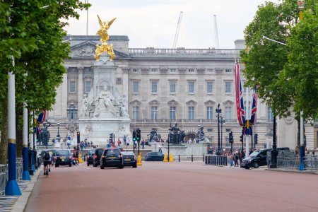Téléchargez les photos : Londres, Royaume-Uni - 23 mai 2018 : Vue des voitures et des touristes devant le palais de Buckingham à Londres Royaume-Uni - en image libre de droit