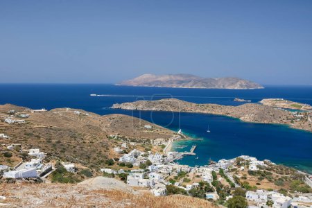 Téléchargez les photos : Vue panoramique sur le magnifique port pittoresque d'Ios Grèce, un ferry et l'île de Sikinos en arrière-plan - en image libre de droit