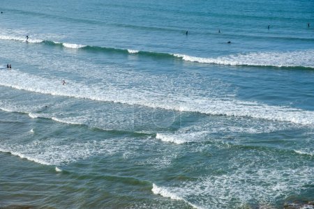 Téléchargez les photos : Les gens profitent des vagues sur la plage de Rabat au Maroc - en image libre de droit