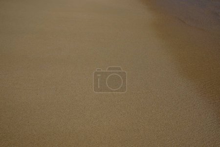 Téléchargez les photos : La plage de sable doré de Mylopotas à Ios en Grèce - en image libre de droit