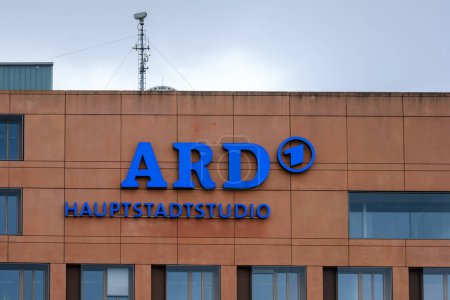 Foto de Berlín, Alemania - 19 de abril de 2023: Vista del edificio ARD, emisora pública regional de Alemania en Berlín - Imagen libre de derechos