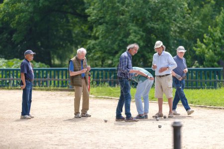 Foto de Bonn, Alemania - 22 de mayo de 2023: Vista de un grupo de personas jugando al ptanque, también conocido como Boules en Bonn Alemania - Imagen libre de derechos