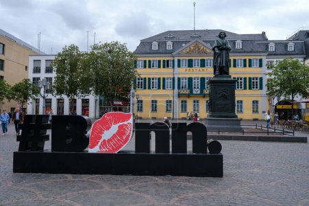 Foto de Bonn, Alemania - 22 de mayo de 2023: Vista del hashtag I love Bonn, la estatua de Beethoven y la oficina de correos en el centro de Bonn Alemania - Imagen libre de derechos