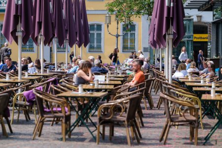 Foto de Bonn, Alemania - 22 de mayo de 2023: Vista de un popular restaurante bistró de todo el día con una terraza al aire libre en el centro de Bonn Alemania - Imagen libre de derechos